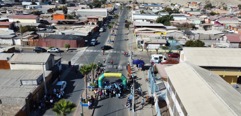 Estudiantes y apoderados participando en la Corrida Familiar organizada por la Escuela Angelina Salas Olivares